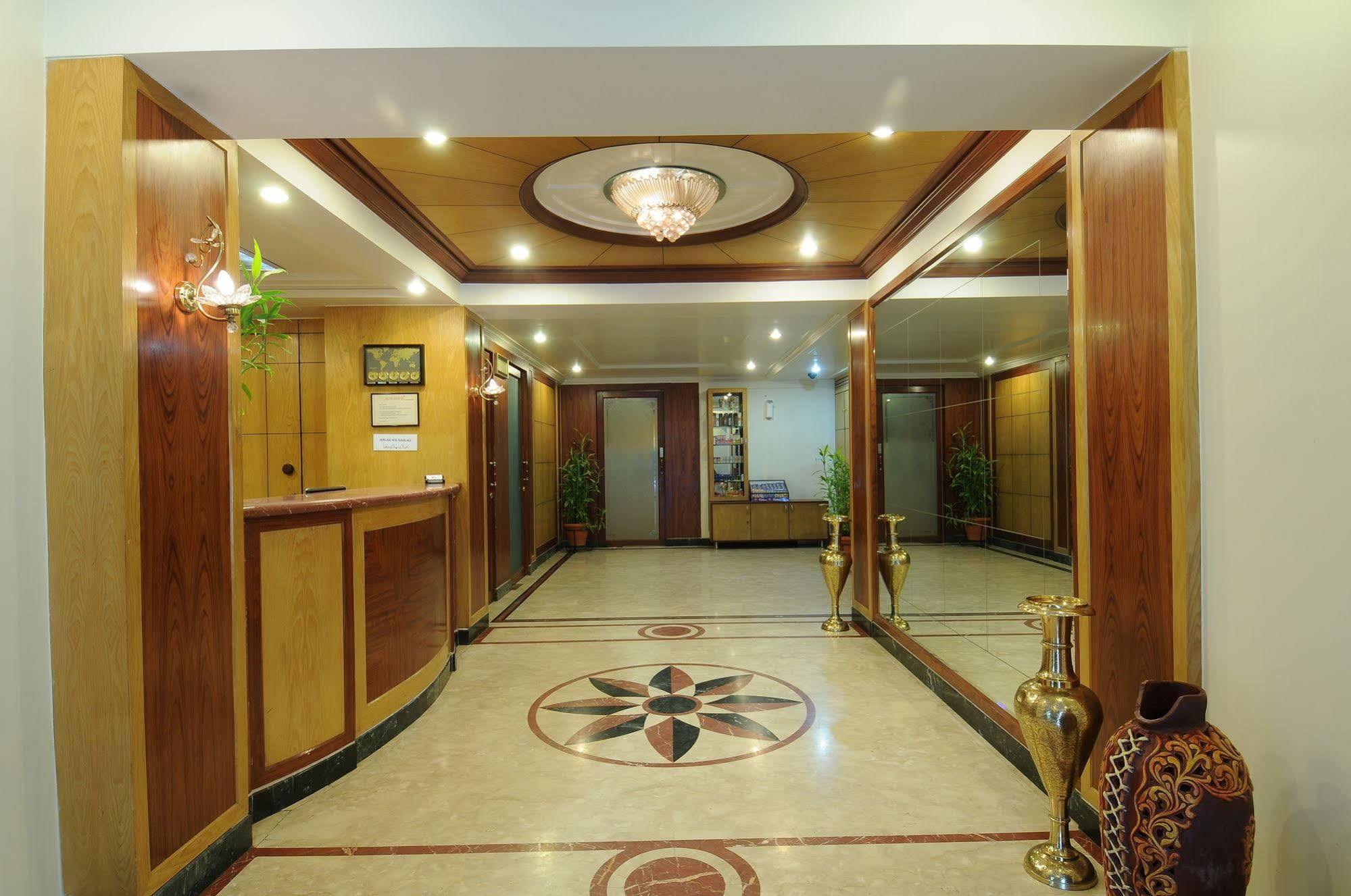 מומביי Hotel Crystal מראה חיצוני תמונה